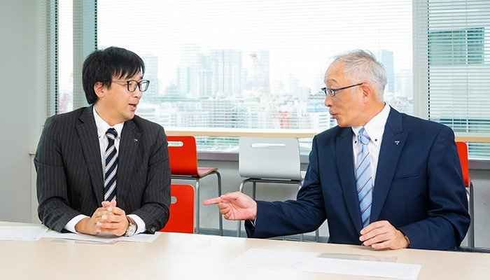 村上と髙橋が話す様子
