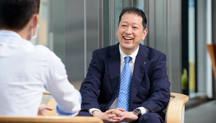 幅広い分野の取引先様と商談する秋山