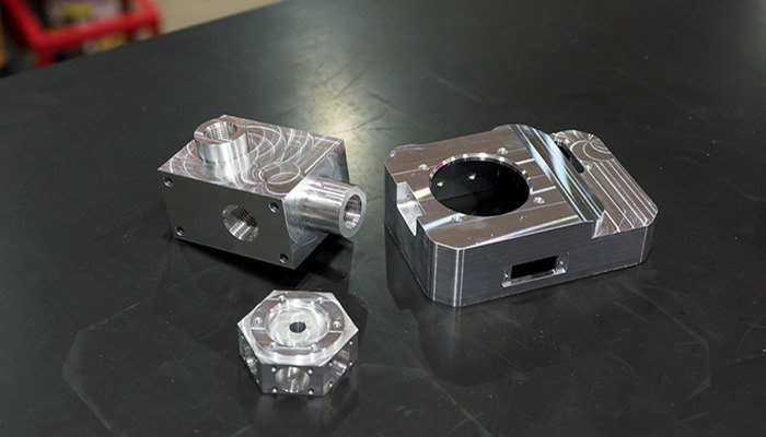 『COMlogiQ』の加工プログラムで制作したアルミパーツ