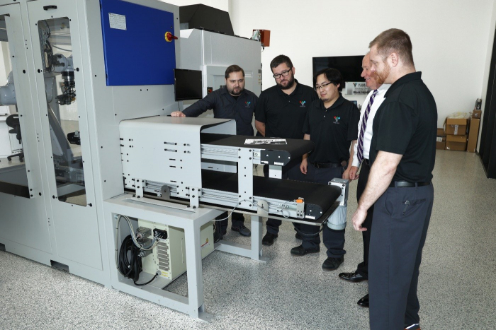 オートメーション部門でFLEX2を囲う様子