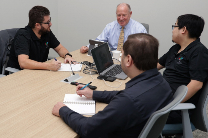 オートメーション部門で話す様子