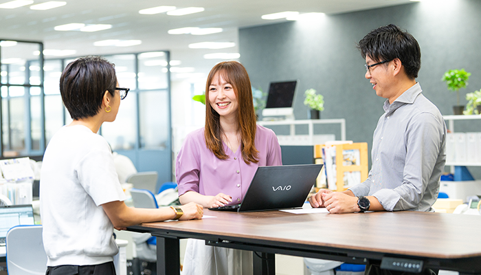 社内で打ち合わせをする尾藤