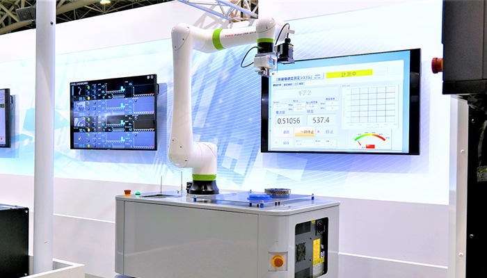  工程間の移動を行う明電舎社の「AGV」（無人搬送機）。