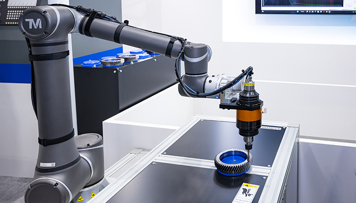 バリ取り工程の協働ロボット「テックマン」は、山善が主要代理店を担っている。