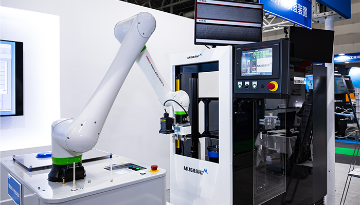 Musashi AI社の「AI外観検査機」。検査はほんの数秒で完了し上部のモニターに結果が表示される。