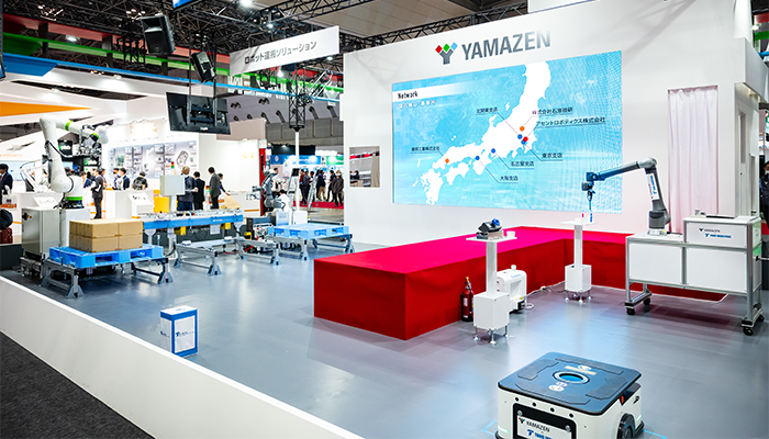 ステージを挟んだ2つの展示エリアを自動で行き来するAGV(右下)