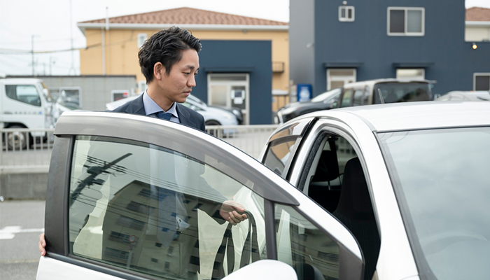 営業に向かう西村