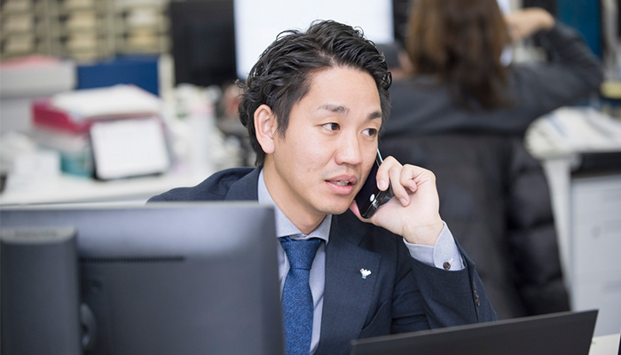 お客様と電話をする西村
