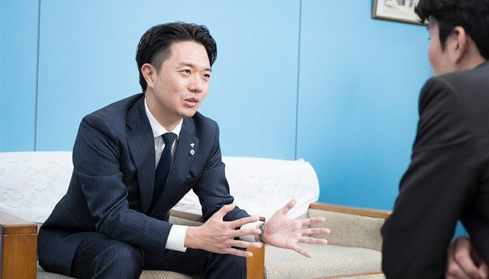 プレゼンする早津