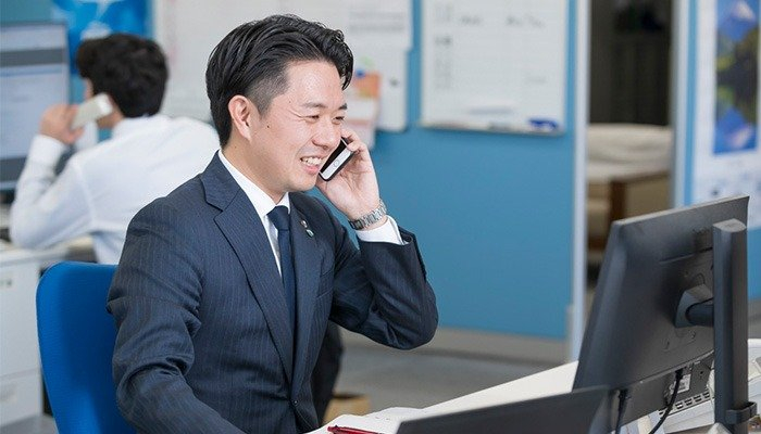 取引先とやり取りする早津