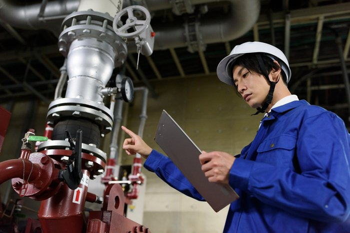 予防保全とは機械や設備の点検を計画的かつ定期的に実施する保全のこと