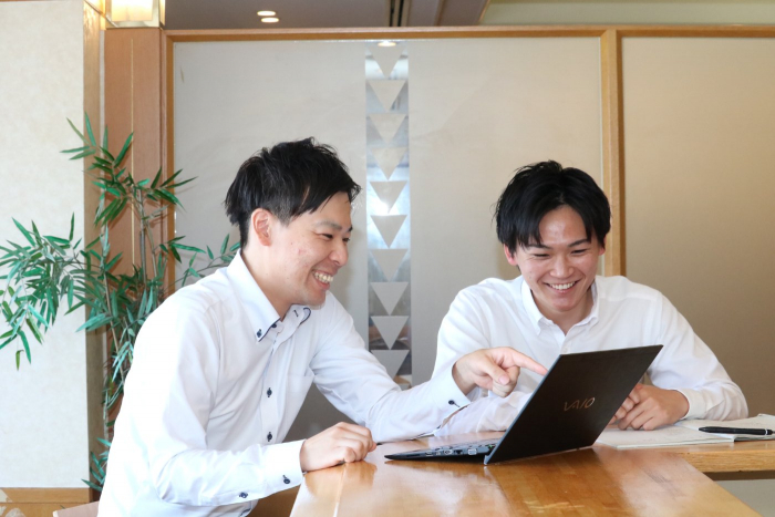 談笑する伊藤と北山