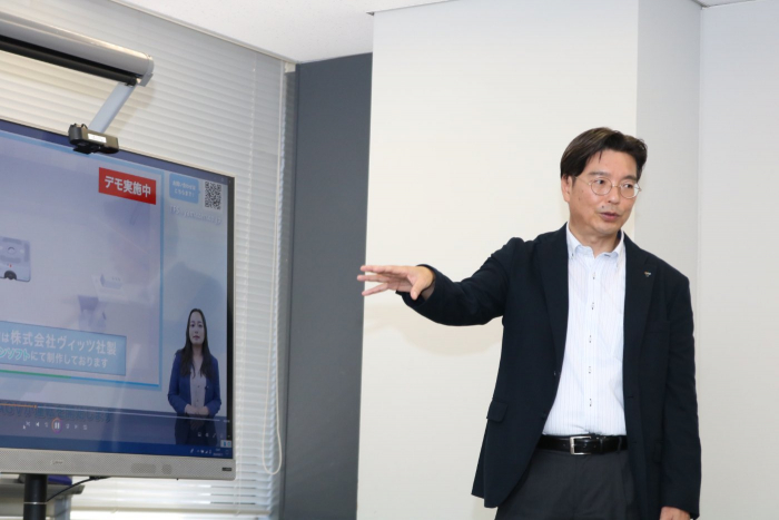 説明をおこなう植島