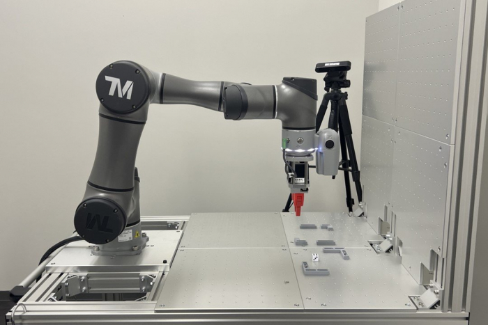 ワークテストルームのロボット・作業台