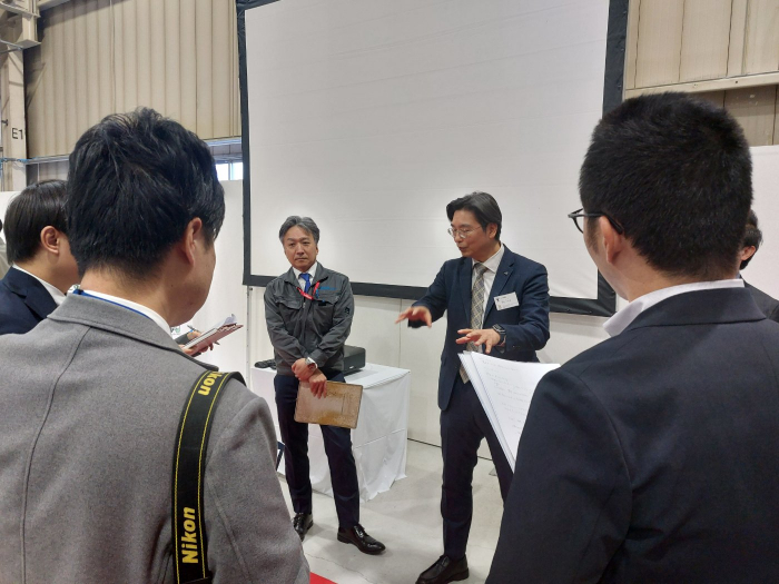 会見後、熱心な追加取材に対応する植島（右）と丸山（左）