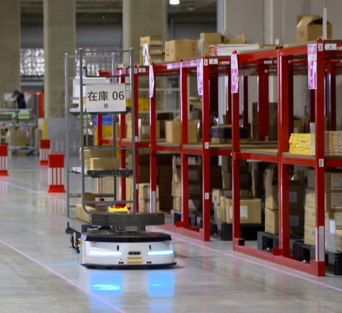 人は動かず、代わってAMR がロジス大阪内を走り回る