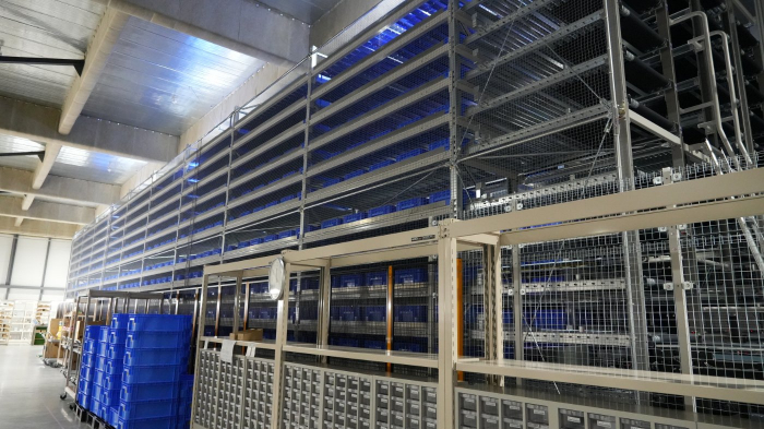 約2万アイテムが格納できる、巨大な「ケース立体自動倉庫」