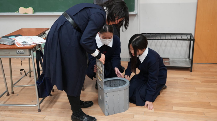 簡易トイレを組み立てる生徒さん