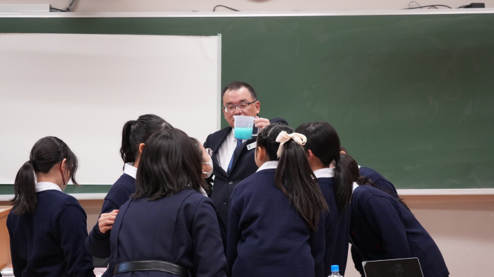 凝固剤で固める様子