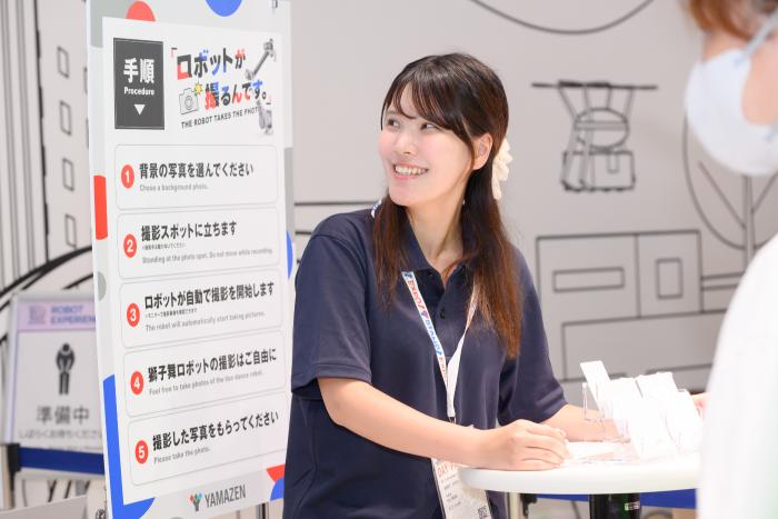 国内外からの来場者と、山善スタッフの笑顔があふれる展示となった