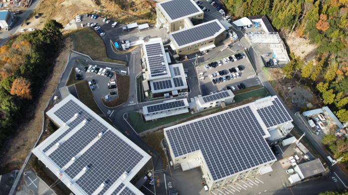 丹下が所属するスマートエネルギー推進室が導入に大きく関わった大規模太陽光パネルシステム （株式会社シティプラスチック様ご提供）
