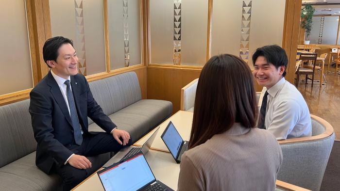 ラウンジで部下と打ち合わせを行う瀧川。チームの雰囲気も大切にしている