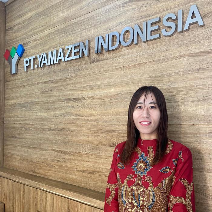 インドネシアの伝統衣装「バティック（Batik）」をまとった金屋