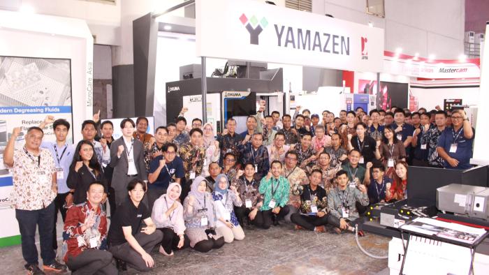 山善インドネシアの社員、パートナー企業とともに、全員が一丸となってビジネス創出を目指す（ジャカルタで行われた展示会の山善ブース前で）