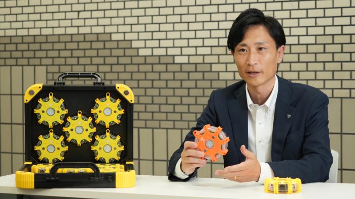 T&E事業部のオリジナル商品を手にする白波瀬