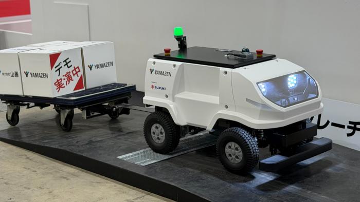 台車を牽引しながら傾斜を上る「YAMAZEN AMR」
