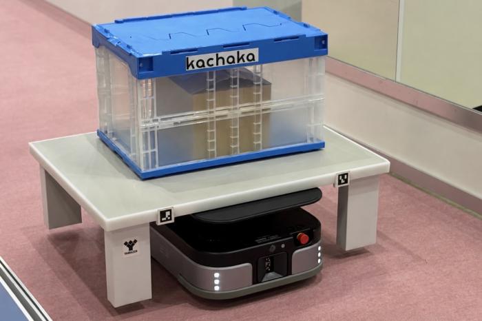 棚や台車をリフトアップして搬送する「カチャカEvo」。コンテナボックスを乗せた樹脂製搬送棚「EvoPa」を運搬している。
