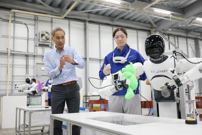 「学習データを積み重ねれば、職人並みの作業が任せられる自律動作を身につけるでしょう」と語る北野
