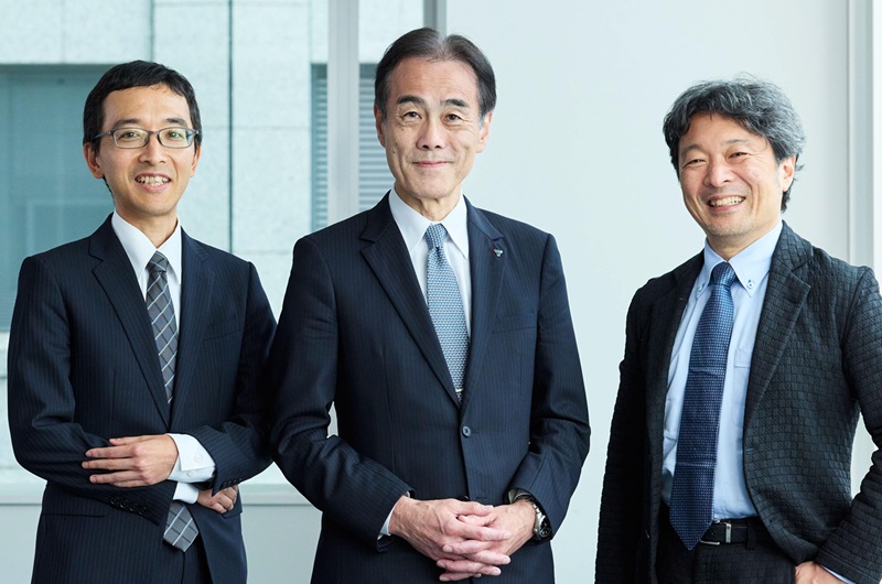 (左)トライヴィスタ・キャピタル株式会社 シニアアナリスト 月岡 深志 氏(中央)取締役 専務執行役員 最高財務責任者(CFO) 山添 正道(右)トライヴィスタ・キャピタル株式会社 代表取締役 後藤 正樹 氏