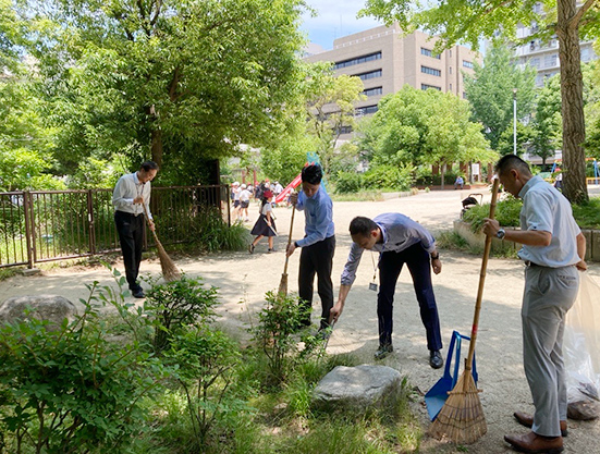 阿波座南公園の清掃に協力しています。